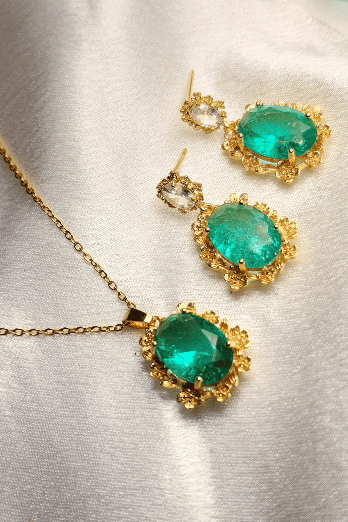 Emerald Pendant with Earrings - Gold