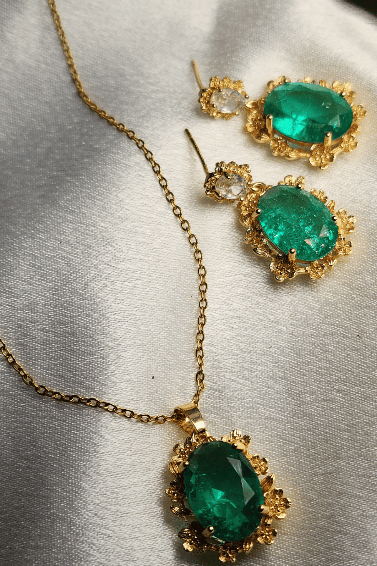 Emerald Pendant with Earrings - Gold